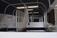 Remorque de transport pour chevaux haut de gamme avec équipement de restauration, construction en aluminium, équipement de cuisine personnalisable pour 3 chevaux