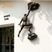 Grande sculpture murale en bronze D&Z Art Group, représentant un grimpeur, pour façade de bâtiment et décoration sportive extérieure