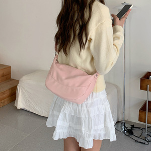 Sac à bandoulière rose en forme de dumpling avec fermeture éclair et sangle réglable pour femme – Idéal pour les tenues quotidiennes – Collection Printemps 2024 - Product Image 2