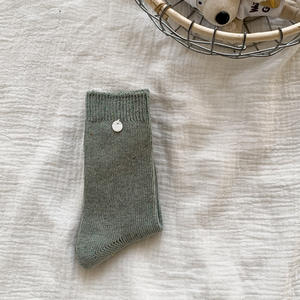 KTS597 üretici OEM özel renkli nokta iplik kızların çorap pamuk ekip <span class=keywords><strong>Conch</strong></span> düğmesi dekorasyon kadın çorap - Product Image 5