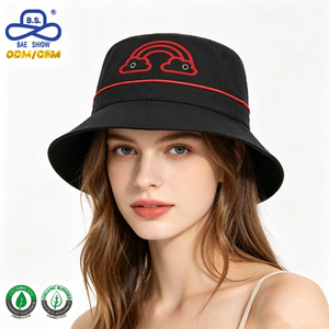 Cappello a Secchiello Nero Personalizzato con Stampa Arcobaleno e Bordi Rossi, Cappello da Sole Casual per Esterni - Product Image 3