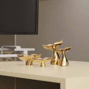 Scultura Decorativa <span class=keywords><strong>da</strong></span> <span class=keywords><strong>Tavolo</strong></span> in Ceramica Smaltata Dorata a Forma di Coda di Balena, Lavorazione Raffinata, Stile Moderno Natalizio - Product Image 2