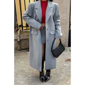 เสื้อโค้ทสีเทาสำหรับผู้หญิง แต่งกระดุมด้านหน้าและกระเป๋า - Product Image 4