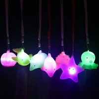 Vente en gros, jouet promotionnel, pendentif poulpe lumineux, étoile de mer, lanière suspendue colorée, cadeau veilleuse