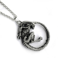 Collier gothique cool pour homme avec pendentif Alien Queen de l'Alien Predator de la série War for the Planet of the Apes