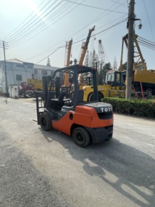 Carretilla elevadora diésel usada Komatsu/TOYOTA/TCM fd2.5/3/4/5/7/10/15/16/25/30-Ton 8FD30 con tres maestros en Shanghái a la venta - Product Image 2