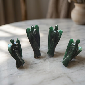 Figurines d'anges en pierres précieuses vertes faites à la main, sculptées en forme libre, décoration artisanale pour la maison - Product Image 1