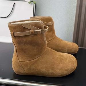 Botas de nieve clásicas de cuero para mujer, cálidas y rectas, de marca de diseñador, de alta calidad, diseñadas por un diseñador original. - Product Image 2