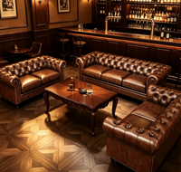 Ensemble de meubles pour club de gentlemen en gros |   Canapé Chesterfield en PU brun foncé, table en bois sculpté, étagères de bar, salon personnalisé
