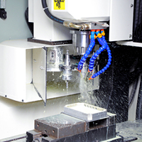Machine de fraisage verticale CNC BT40 haute précision 6000 tr/min, adaptée aux pièces en acier et aux composants de précision.