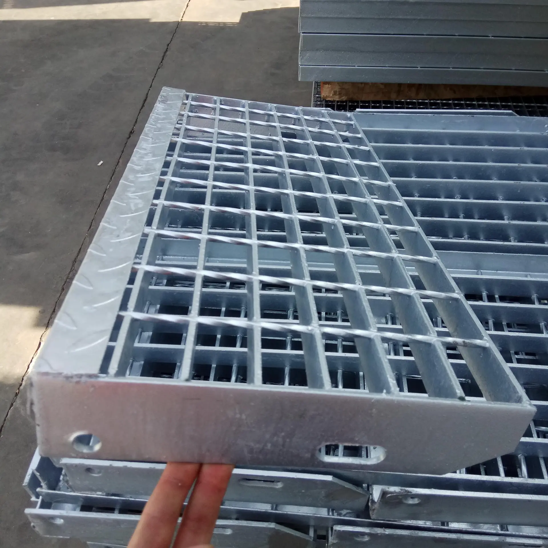 Low price 6m 25mm hot dipped galvanized steel grating