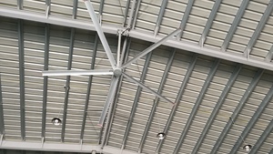 Ventilateur de plafond HVLS économique de 5 m de diamètre avec fonctionnement silencieux de 38 dB et économie d'énergie de 30 % pour les magasins de détail - Product Image 2