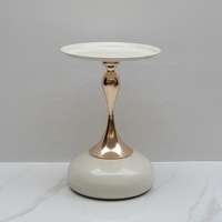Petite table d'appoint sur piétement de style nordique |   Table d'appoint ronde minimaliste Art Déco blanche pour appartement