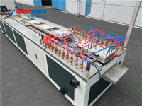 Machine de fabrication de panneaux muraux intérieurs en plastique, bois composite, bois décoratif, revêtement cannelé 3D, upvc, pvc, wpc