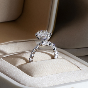 Anillo de Compromiso Messi Jewelry MSR-1662 de Oro de 18K con Corte Redondo y Halo Oculto de Diamante Cultivado en Laboratorio - Product Image 6