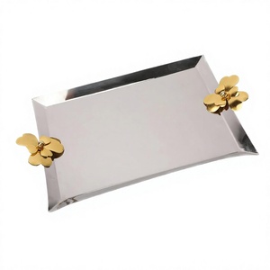 โต๊ะสแตนเลสสีทองลายดอกไม้สำหรับเสิร์ฟอาหารและโต๊ะกาแฟ - Product Image 1