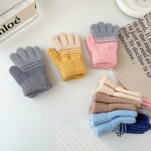 Manoplas de Invierno para Niños de 2 a 6 Años Lindos Guantes de Jardín de Infancia para Niños y Niñas a la Moda de Punto a Rayas Cálidos y Esponjosos - Product Image 3