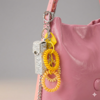 Nouveau porte-rouge à lèvres en cuir PU argenté métallique ludique, porte-clés, élastiques à cheveux en spirale jaunes, pendentif en forme de cœur, breloques de sac tendance pour femmes
