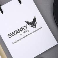 Ensemble sac en papier blanc A1 et boîte à bijoux avec poignées noires, base blanche, intérieur foncé, étui carré et présentoir de vente au détail