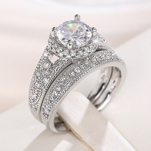 Anillo de Compromiso de Diamantes en Oro Blanco para Mujer, Corte Brillante Redondo, Color G Natural, con Halo - Product Image 5