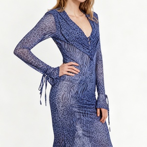 เดรสแฟชั่นผู้หญิงคอลเลคชั่นใหม่ประจำฤดูใบไม้ร่วง/ฤดูหนาว ผ้าตาข่ายปักลายสีพื้น คอวี แขนยาวทรงบานเล็กน้อย - Product Image 6