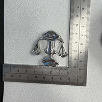Broche visage, épinglette en métal visage humain d'art surréaliste, badge moderne abstrait œil nez lèvres pour manteau robe écharpe Noël