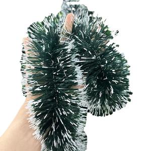 Cinta Decorativa Navideña de 2 Metros, Color Verde Oscuro Criptográfico con Borde Blanco y Verde, Diseño de Copos de Nieve, Decoración de Escenarios - Product Image 3