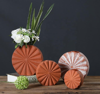 Nouveau design créatif de vases à fleurs en céramique, poterie en terre cuite rouge, ensembles de vases de décoration intérieure pour les pièces centrales de mariage