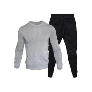 Ensemble sweat-shirt et pantalon contemporain assorti, conçu pour offrir un look décontracté et fluide, idéal pour la mode quotidienne - Product Image 1