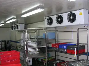 Peralatan kulkas penyimpanan dingin sayuran dan buah, ruang dingin dengan pintu geser