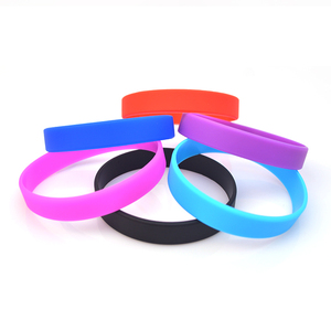 سوار سيليكون مطبوع مخصص مع تصميم منقوش Debossed حسب الطلب عصابات معصم مطاطية للحدث والرياضة - Product Image 4