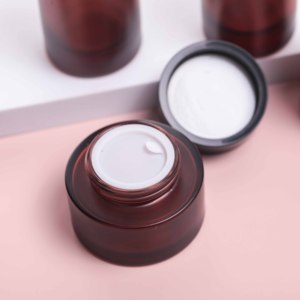 Pot de bouteille de pompe de lotion de soin de la peau de luxe givré <span class=keywords><strong>rouge</strong></span> ambre mat 120ml ensemble d'emballage de bouteille de cosmétiques en verre avec pompe noire - Product Image 2