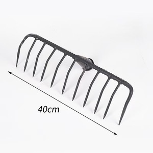 Râteau de jardin en acier 40 cm à neuf dents pour le nivellement et le desserrage du sol, outil de râteauillage du foin - Product Image 1