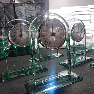 Orologio da <span class=keywords><strong>Tavolo</strong></span> in <span class=keywords><strong>Cristallo</strong></span> Trasparente con Logo Personalizzato Inciso al Laser 3D in Stile Vintage con Confezione Regalo per Matrimoni - Product Image 4