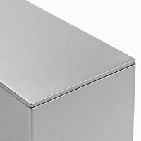 Enceinte en tôle gris clair en deux parties avec couvercle en U, base à bride et fentes de ventilation, certifiée ISO 9001