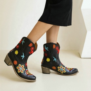 Botas de vaquero cortas con punta en pico para mujer, Botines de tacón grueso con bordado de Color Retro, talla grande, 2022 - Product Image 3