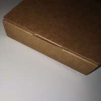 Emballage personnalisé en papier kraft imprimé pour chaussettes, manchons recyclables en carton pour bandanas pour chiens avec impression noire