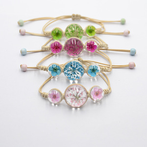 Pulseras de la amistad elásticas ajustables con cuentas hechas a mano, amuleto de la suerte con flores reales de resina de último diseño. - Product Image 1