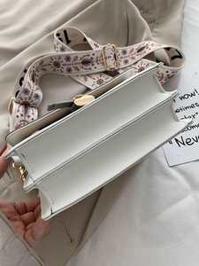 กระเป๋าสะพายข้างผู้หญิงทันสมัย ​​อเนกประสงค์ หนัง PU ลายตัดสี ดีไซน์ทรงสี่เหลี่ยมเล็ก สายสะพายไหล่กว้าง - Product Image 5