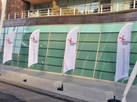 Drapeaux de plage en polyester imperméables à prix direct usine avec base à pointe pour le sol - Bannière plume publicitaire extérieure durable