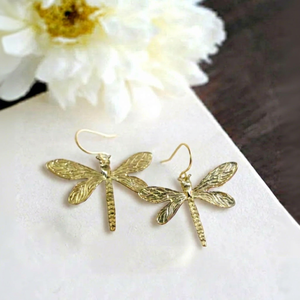Pendientes de boda para mujer con motivo de libélula - Colgantes dorados llamativos - Joyería de alta costura audaz - Product Image 6