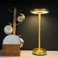 Nordic Hotel Rechargeable LED Light Restaurant de luxe Batterie sans fil Lampe de table au design minimaliste en métal doré contemporain