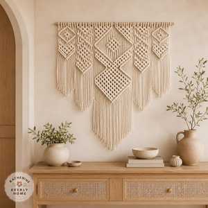 Décoration murale en macramé en coton bohème, design géométrique abstrait, forme irrégulière, décoration de salon - Product Image 2
