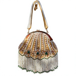Sac de soirée artisanal doré perlé en forme de coquillage avec franges de perles et pierres vertes, pochette de mariage à bandoulière - Product Image 1