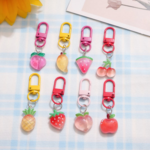 Set de Llaveros de Resina con Mini Frutas Brillantes, Lindos Llaveros Coloridos con Mosquetón y Dijes de Sandía, Manzana y Mango para Decoración de Bolsos - Product Image 1