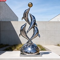 Sculpture de Quatre Dauphins Entrelacés en Acier Inoxydable Poli Miroir YOUFINE avec Boule Dorée sur le Haut, Statue pour Espace Public