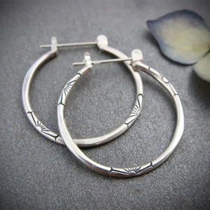 Boucles d'oreilles créoles florales vintage argentées pour femme, bijoux de mode élégants et tendance - Product Image 2
