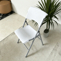 Chaise blanche en résine HDPE au design moderne pour banquets de mariage, empilable et pliable pour les fêtes intérieures et extérieures