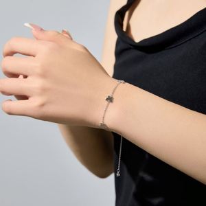 Bracelet pour femme Dylam Dainty Design, chaîne à maillons en argent 925 plaqué rhodium, surface brillante, pendentifs multiples en forme de papillons. - Product Image 5