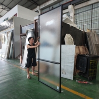 Cloison en verre trempé texturé effet glace moderne, écran à cadre métallique pour projets hôteliers, paroi de séparation décorative pour la confidentialité